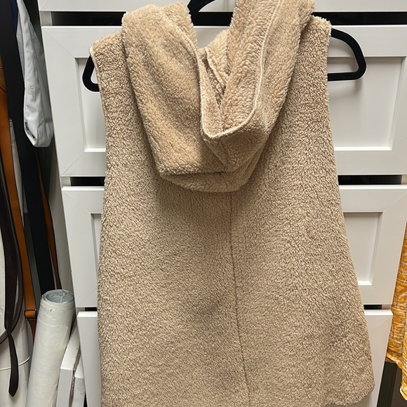 Soft Sherpa Oversized Hooded Vest - Picture 3 of 3